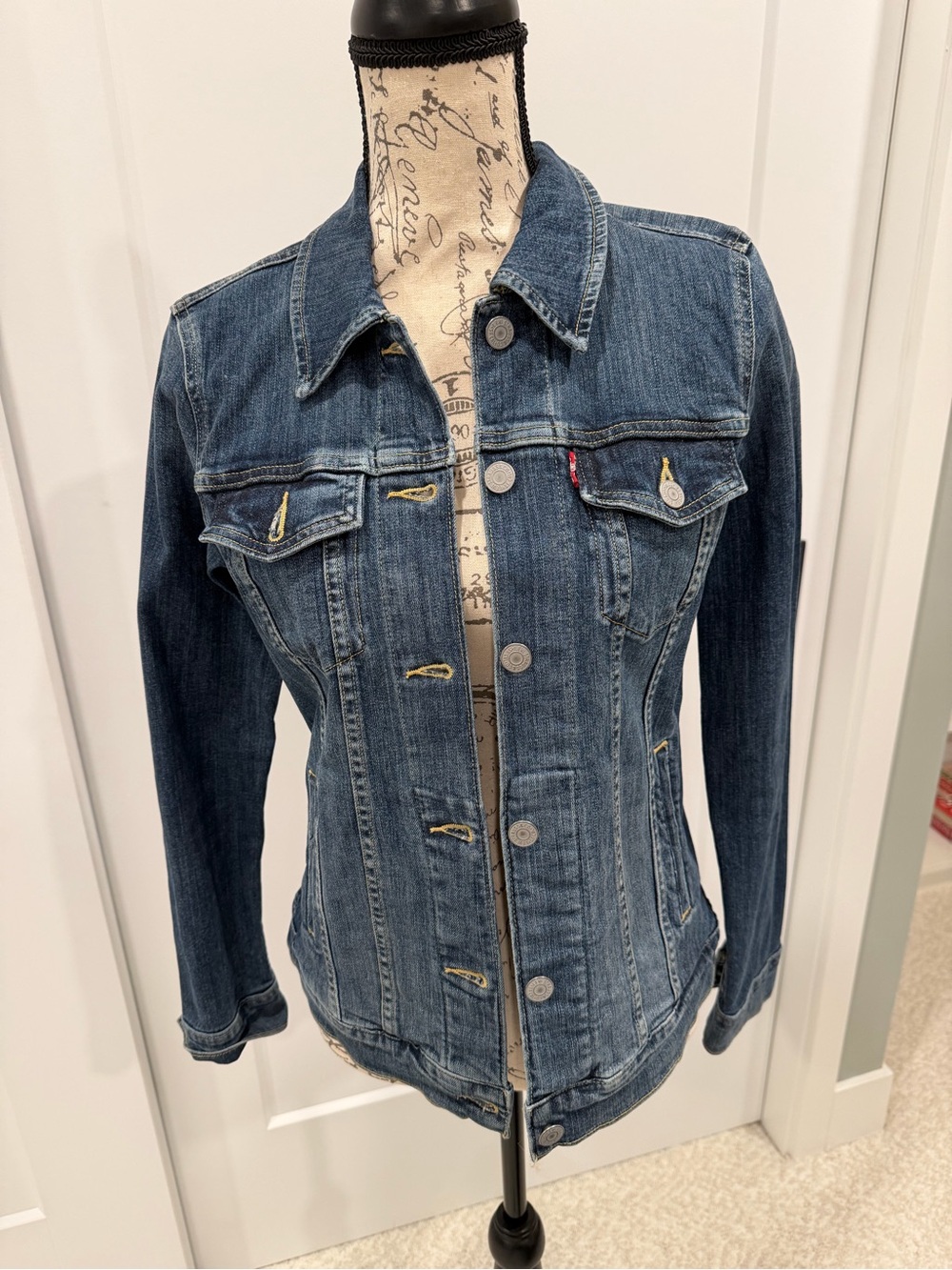 Levi's Women's Medium Blue Fitted Denim Jacket